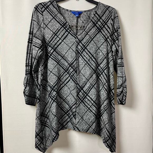 Apt 9 Geometric Print Blouse Size Medium Gray Black 3/4 Sleeve Asymmetrical Hem - Picture 10 of 11